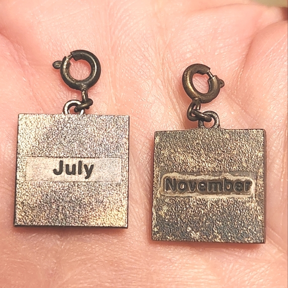 Hallmark Pair Of Keepsake Silver Plated Motherhood Charms July & November - Picture 2 of 2